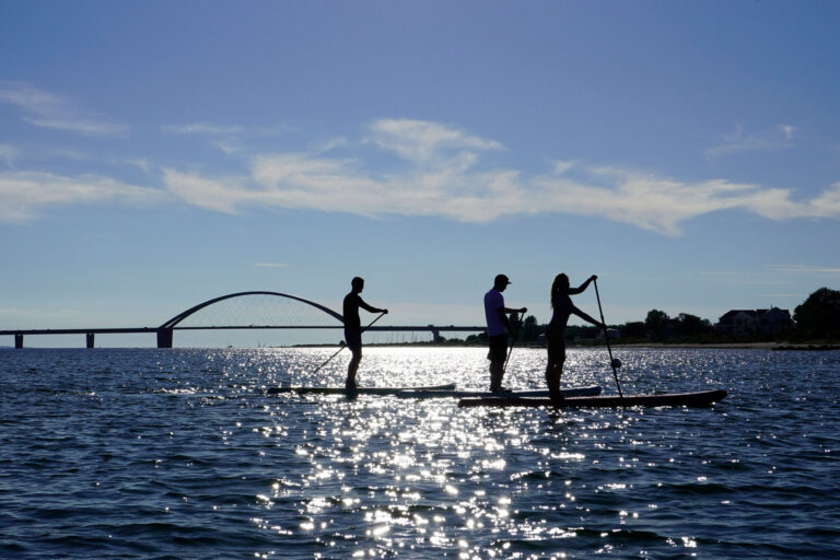 SUP Fehmarn Fehmarnsundbrücke Tour buchen anmelden preise Stand up paddle Camping Miramar Vermietung Verleih